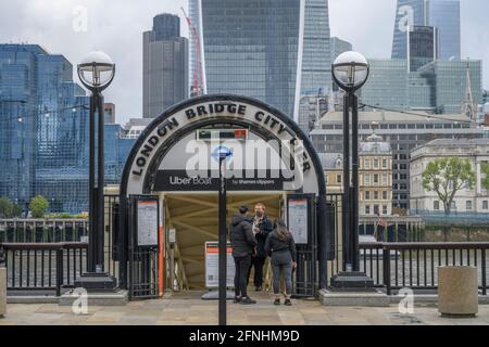 London Bridge City Pier sur la rive sud de la Tamise avec les gratte-ciels de la ville de Londres en arrière-plan, mai 2021 Banque D'Images