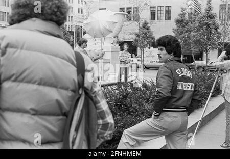 New York City photo Essay, 30 avril 1981- photo de mode avec mannequin, photographe, assistants et spectateurs. Pulitzer Fountain, Grand Army Plaza, Manhattan. Banque D'Images