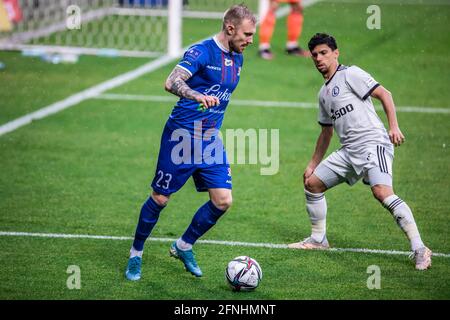 Varsovie, Pologne. 16 mai 2021. Jakub Hora de Podbeskidzie et Andre Martins de Legia en action pendant le match polonais PKO Ekstraklasa League entre Legia Warszawa et Podbeskidzie Bielsko-Biala au Maréchal Jozef Pilsudski Legia Warsaw Municipal Stadium.(score final; Legia Warszawa 1:0 Podbeskidzie Bielsko-Biala) crédit: SOPA Images Limited/Alay Live News Banque D'Images