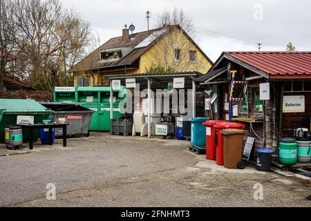 Un centre de recyclage dans une petite ville avec de nombreux conteneurs de différentes tailles pour divers produits recyclables. Banque D'Images