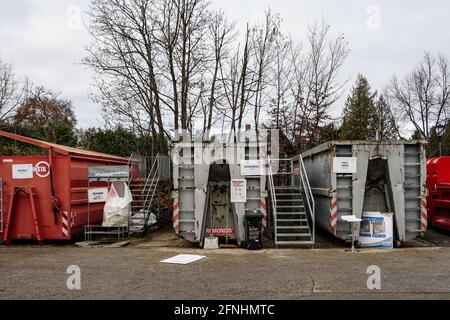 Un centre de recyclage dans une petite ville avec de nombreux conteneurs de différentes tailles pour divers produits recyclables. Banque D'Images