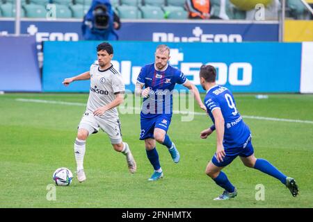 Varsovie, Pologne. 16 mai 2021. Andre Martins de Legia et Jakub Hora de Podbeskidzie en action pendant le match de la Ligue PKO Ekstraklasa entre Legia Warszawa et Podbeskidzie Bielsko-Biala au Maréchal Jozef Pilsudski Legia Warsaw Municipal Stadium.(score final; Legia Warszawa 1:0 Podbeskidzie Bielsko-Biala) crédit: SOPA Images Limited/Alay Live News Banque D'Images