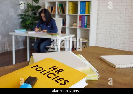 Guide des politiques des RH sur le bureau près de l'employé. Banque D'Images