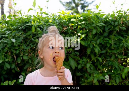 Un petit enfant mange de la crème glacée Banque D'Images