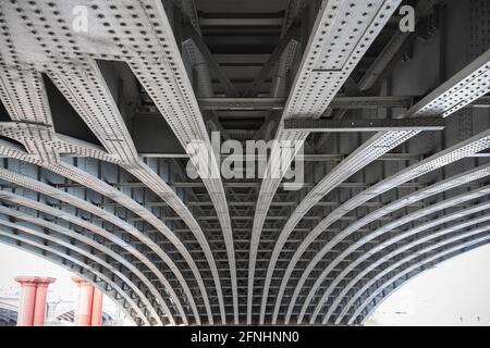 Vue abstraite sous le Blackfriars Railway Bridge à Londres, Royaume-Uni Banque D'Images