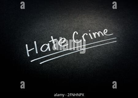 Haïssez les mots du crime sur la surface sombre. Banque D'Images