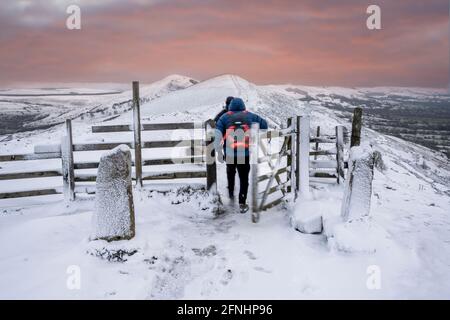 Marcheurs en direction de la colline de la perte dans des conditions de neige, Peak District, Derbyshire Banque D'Images