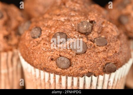 Quatre délicieux muffins au chocolat, gros plan, sur fond noir. Banque D'Images