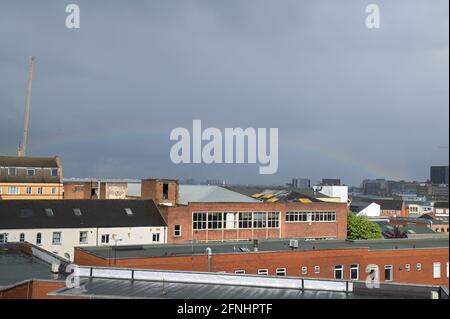 Aston, Birmingham, West Midlands, Royaume-Uni. 17 mai 2021. Un rare arc-en-ciel bas s'est formé au-dessus de la région d'Aston au centre-ville de Birmingham, en Angleterre cet après-midi alors que de fortes pluies ont frappé de nombreuses régions du pays. La proue était exceptionnellement basse et partait du bâtiment de la faculté à droite de l'image. Pic by Stop appuyez sur Media/Alamy Live News Banque D'Images