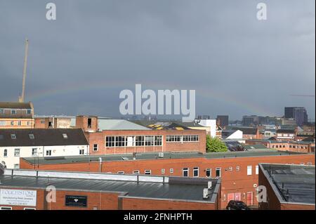 Aston, Birmingham, West Midlands, Royaume-Uni. 17 mai 2021. Un rare arc-en-ciel bas s'est formé au-dessus de la région d'Aston au centre-ville de Birmingham, en Angleterre cet après-midi alors que de fortes pluies ont frappé de nombreuses régions du pays. La proue était exceptionnellement basse et partait du bâtiment de la faculté à droite de l'image. Pic by Stop appuyez sur Media/Alamy Live News Banque D'Images