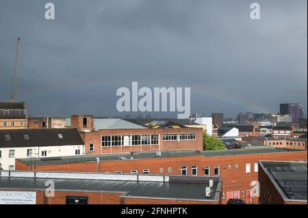 Aston, Birmingham, West Midlands, Royaume-Uni. 17 mai 2021. Un rare arc-en-ciel bas s'est formé au-dessus de la région d'Aston au centre-ville de Birmingham, en Angleterre cet après-midi alors que de fortes pluies ont frappé de nombreuses régions du pays. La proue était exceptionnellement basse et partait du bâtiment de la faculté à droite de l'image. Pic by Stop appuyez sur Media/Alamy Live News Banque D'Images