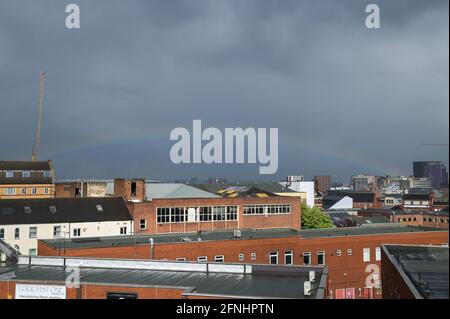 Aston, Birmingham, West Midlands, Royaume-Uni. 17 mai 2021. Un rare arc-en-ciel bas s'est formé au-dessus de la région d'Aston au centre-ville de Birmingham, en Angleterre cet après-midi alors que de fortes pluies ont frappé de nombreuses régions du pays. La proue était exceptionnellement basse et partait du bâtiment de la faculté à droite de l'image. Pic by Stop appuyez sur Media/Alamy Live News Banque D'Images