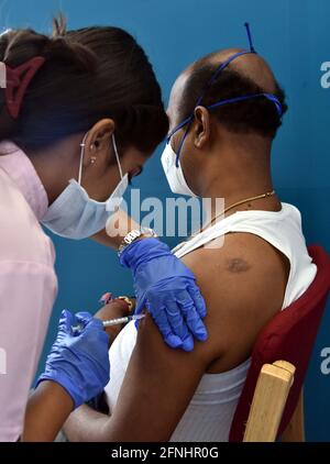 Hyderabad. 17 mai 2021. Le 17 mai 2021, un agent de santé administre une dose du vaccin Spoutnik V à un homme dans un hôpital de Hyderabad, en Inde. Credit: STR/Xinhua/Alay Live News Banque D'Images