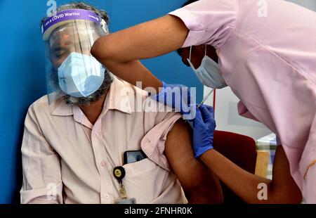 Hyderabad. 17 mai 2021. Le 17 mai 2021, un agent de santé administre une dose du vaccin Spoutnik V à un homme dans un hôpital de Hyderabad, en Inde. Credit: STR/Xinhua/Alay Live News Banque D'Images