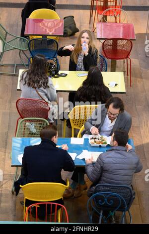 UTILISATION ÉDITORIALE SEULEMENT vues générales à Mercato Metropolitano, North Audley Street en tant que quartier de Mayfair à Londres, rouvre aujourd'hui les repas intérieurs au public, car les restrictions de confinement sont assouplies. Date de la photo: Lundi 17 mai 2021. Banque D'Images