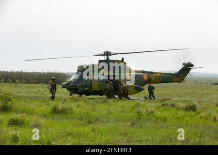 Des soldats d'Allemagne et des pays-Bas, attachés au faucon de la Force opérationnelle, chargent dans un hélicoptère Puma roumain pendant l'exercice Swift Response 21 à la zone d'entraînement de Babadag, le 16 mai 2021 à Babadag, Roumanie. Banque D'Images