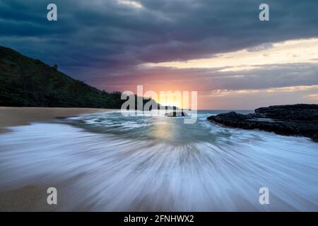 Coucher de soleil et vagues sur la plage de Lumahai. Maui, Hawaï Banque D'Images