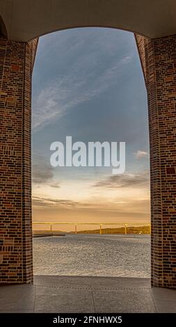 Pont du fjord de Vejle vu par une ouverture dans l'emblématique bâtiment en briques Fjordenhus, Vejle, Danemark, 10 mai 2021 Banque D'Images