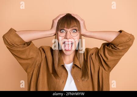 Photo de la jeune femme heureuse surprise choquée tient les mains de la tête réaction vente news isolé sur fond de couleur beige pastel Banque D'Images