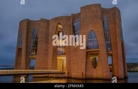 Enteance à l'emblématique bâtiment fjordenhus illuminé la nuit à l'heure bleue, Vejle, Danemark, 12 mai 2021 Banque D'Images