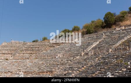 Vue sur l'amphithéâtre de la célèbre ville grecque ancienne appelée Ephèse sur la côte d'Ionia située au sud-ouest de Selcuk à Izmir, Turquie. Banque D'Images