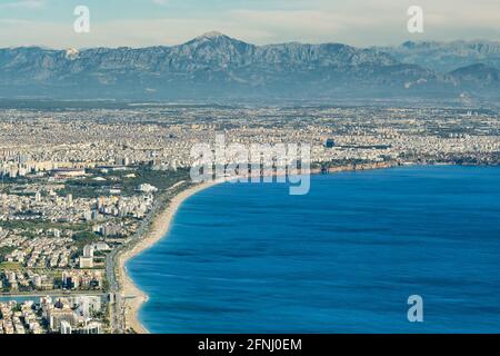 Vue imprenable sur la plage de Konyaalti et la ville d'Antalya depuis la montagne de Tunektepe, en Turquie. Banque D'Images