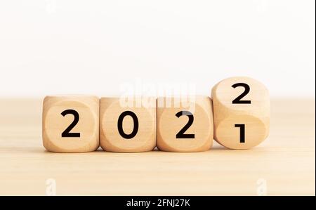 Blocs en bois avec numéro de changement 2021 2022. Concept de la nouvelle année. Copier l'espace. Arrière-plan blanc Banque D'Images