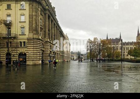 Budapest, Hongrie, novembre 10 : vue de la place Lajos Kossuth lors d'une journée pluvieuse d'automne à Budapest le 10 novembre 2019. Banque D'Images