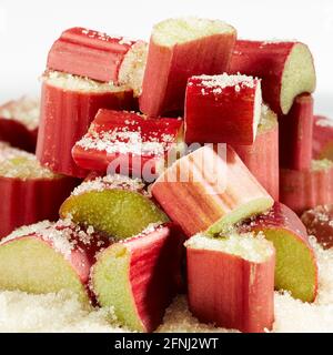 Couper les morceaux de Rhubarb avec du sucre Banque D'Images