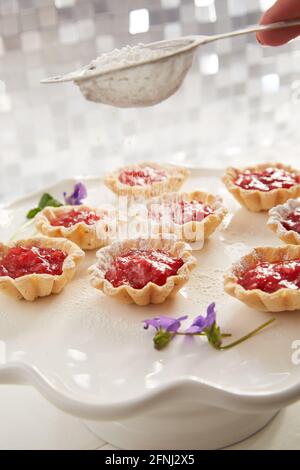 Fraise Rhubarb Tart sur blanc Banque D'Images