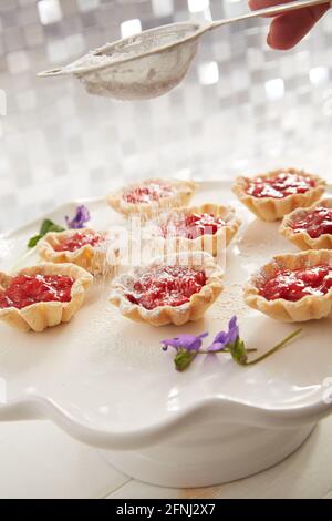 Fraise Rhubarb Tart sur blanc Banque D'Images