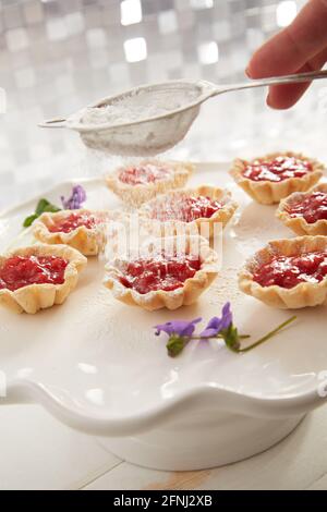 Fraise Rhubarb Tart sur blanc Banque D'Images