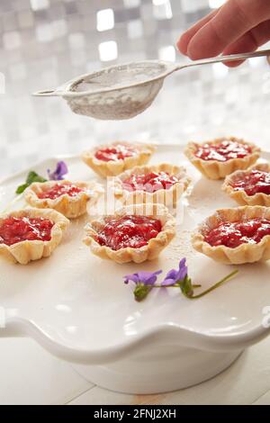 Fraise Rhubarb Tart sur blanc Banque D'Images