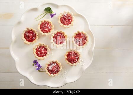 Fraise Rhubarb Tart sur blanc Banque D'Images