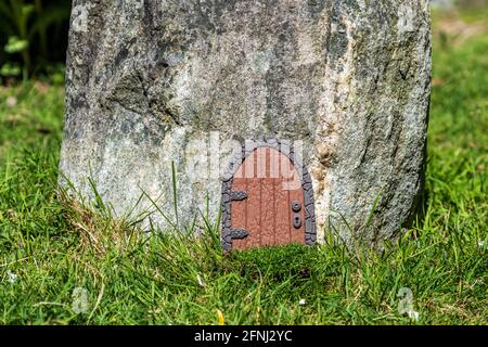 Porte de la maison de fées en argile dans le monde immense de pierre fantaisie. Banque D'Images