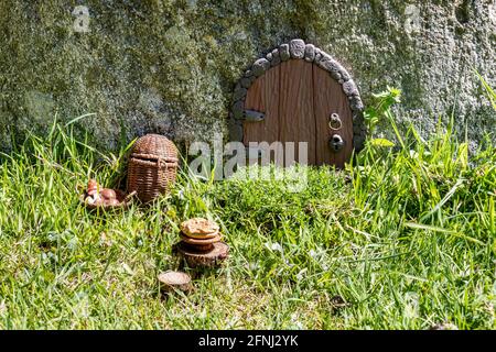 porte de maison d'elf en argile dans le monde de fantaisie de mur de pierre. Banque D'Images