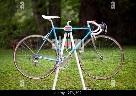 Vintage Italian vélo de course sur le banc de réparation - USA Banque D'Images