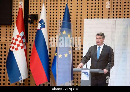 Kranj, Slovénie. 17 mai 2021. Le président croate Zoran Milanovic prend la parole lors d'une conférence de presse à la suite du sommet du processus de Brdo-Brijuni en Slovénie. Le président slovène Borut Pahor a accueilli un sommet du processus de Brdo-Brijuni à Brdo pri Kranju où il a rencontré les présidents de l'Albanie, de la Croatie, de la Serbie, de la Macédoine du Nord, du Monténégro, Le Kosovo et le trio président de la Bosnie-Herzégovine, marquant le 10e anniversaire de l'initiative. (Photo de Luka Dakskobler/SOPA Images/Sipa USA) crédit: SIPA USA/Alay Live News Banque D'Images