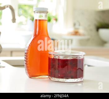 Bouteille de sirop de rhubarbe et sauce petit déjeuner aux myrtilles de rhubarbe cuisine Banque D'Images