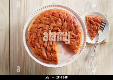 Rhubarb Tarte Tatin sur une surface en bois blanc Banque D'Images