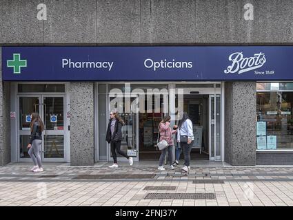 Belfast, Royaume-Uni. 09e mai 2021. Les clients quittent Boots Pharmacy. Crédit : SOPA Images Limited/Alamy Live News Banque D'Images