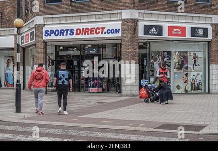 Belfast, Royaume-Uni. 09e mai 2021. Les clients entrent dans le magasin Sports Direct. Crédit : SOPA Images Limited/Alamy Live News Banque D'Images