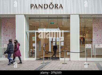 Belfast, Royaume-Uni. 09e mai 2021. Les clients quittent la boutique de bijoux Pandora. Crédit : SOPA Images Limited/Alamy Live News Banque D'Images