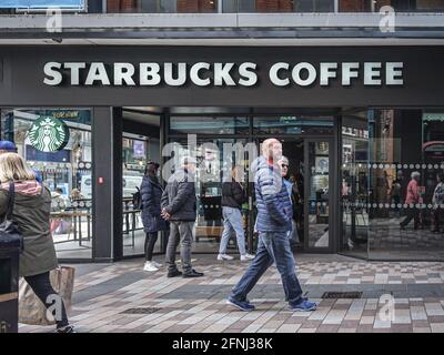 Belfast, Royaume-Uni. 09e mai 2021. Les clients font la file d'attente pour entrer dans le café Starbucks. Crédit : SOPA Images Limited/Alamy Live News Banque D'Images