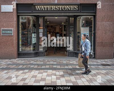 Belfast, Royaume-Uni. 09e mai 2021. Les amateurs de shopping se prominent devant une librairie Waterstones. Crédit : SOPA Images Limited/Alamy Live News Banque D'Images