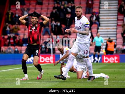 Dominic Solanke (à gauche) de l'AFC Bournemouth fait une chance manquée lors de la demi-finale du championnat Sky Bet Playoff, match de la première jambe au stade Vitality, à Bournemouth. Date de la photo: Lundi 17 mai 2021. Banque D'Images