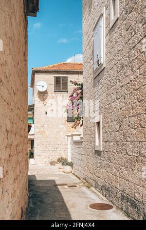 Rue étroite dans la vieille ville de Trogir, Croatie. Banque D'Images