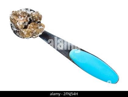 vue de dessus des câpres salés avec du sel de mer en mesure découpe de cuillère à café sur fond blanc Banque D'Images
