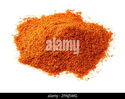 poignée de poudre de piment de cayenne gros plan sur blanc arrière-plan Banque D'Images