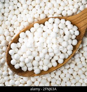 vue de dessus des perles de tapioca crues dans une cuillère en bois Banque D'Images